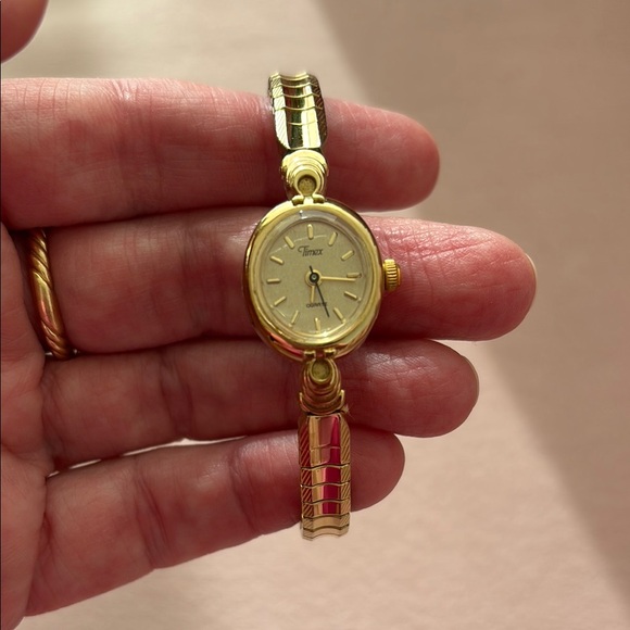 Timex Gold  Watch with vintage Classic Design ladies - Picture 1 of 6